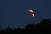 Luna Rossa mentre sorge (autore Dino Checchin)