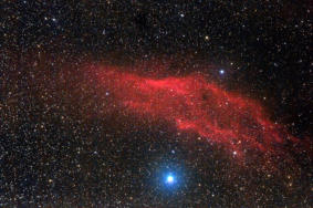 Nebulosa California: nel Perseo,  a circa 1000 a.l., col suo bel colore rosso dovuto alla ionizzazione dell’idrogeno di cui è composta, che mette luce nella riga caratteristica H alfa a 656,3 nanometri, la più intensa della serie di Balmer