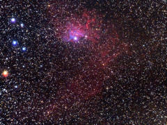 IC 405, Flaming Star, costellazione dell’Auriga, un mix di nebulosa ad emissione rossa e a riflessione blu, cosa strana, la stella principale che la illumina di  5 mag. sembra sia una stella fuggita da Orione forse per effetto fionda gravitazionale fra gi