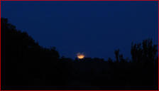 Luna rossa ripresa da Villa Alessi il 10 agosto 2014