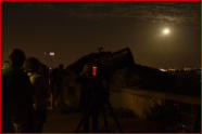 La Luna sullo sfondo e il profilo del telescopio
