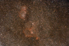 Cuore ed Anima: nebulose non visibili al telescopio, Cuore (IC 1805) ed Anima (IC 1848) nella costellazione di Cassiopea, entrambe a circa 7500 a.l.. Fotocamera con  zoom da 135mm di focale, somma di una decina di pose da 3 min.
