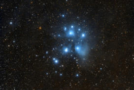 Pleiadi Costellazione del Toro, ammasso aperto, M45 a sole 440 a.l. da noi, vicinissime e giovanissime, solo 100 milioni di anni! Sono tutte stelle luminose bianche o blu che emettono tanta radiazione ultravioletta che si riflette nella nebulosa e rifless