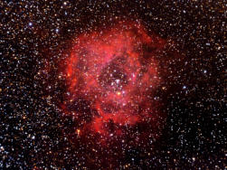 Rosetta Nebula: costellazione dell’Unicorno, NGC 2237, bella nebulosa dal caratteristico colore rosso sempre dell’idrogeno, a circa 5200 a.l. da noi. Anche qui al centro c’è un ammasso di giovani stelle che emette forte radiazione ultravioletta eccitando 