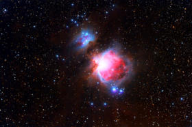 M42 Orion:e somma di 30 foto da 60 sec apprezzabili le dimensioni di questa bellissima nebulosa ed i suoi colori rosso, emissione di idrogeno, e blu, riflessione della radiazione ultravioletta da parte di altre parti della nebulosa
