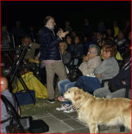 Fabio attira l'attenzione di tutti, cani compresi