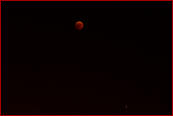 Luna rossa e Marte sottostante
